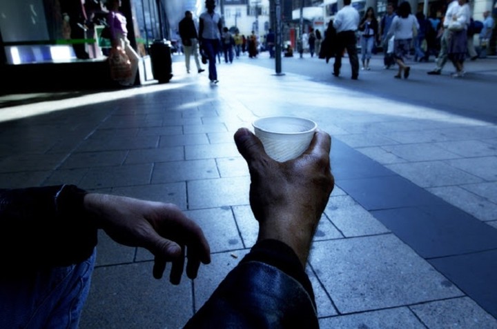 Έρευνα - σοκ: Ένας στους τρεις Έλληνες βρίσκεται σε διπλή παγίδα φτώχειας και χρέους