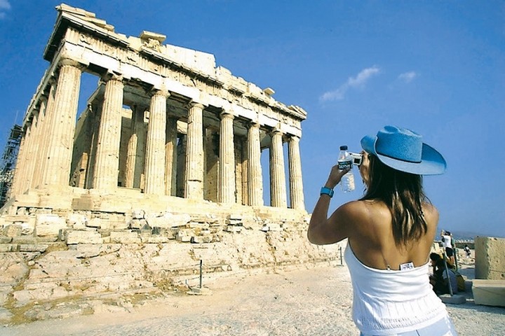 Τουρισμός: Απώλειες έως 3 δισ. και 73.000 θέσεις εργασίας χαμένες από την αύξηση του ΦΠΑ
