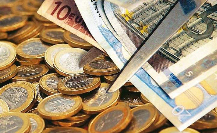 Guardian: 35 οικονομολόγοι από όλο τον κόσμο ζητούν κούρεμα χρέους για την Ελλάδα