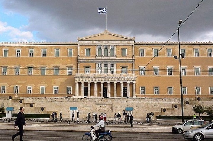 "Η διαγραφή του χρέους πρέπει να παραμείνει στο τραπέζι των διαπραγματεύσεων"