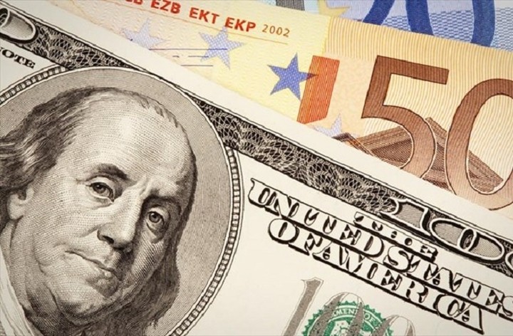 Οριακή άνοδος του ευρώ σε σχέση με το δολάριο
