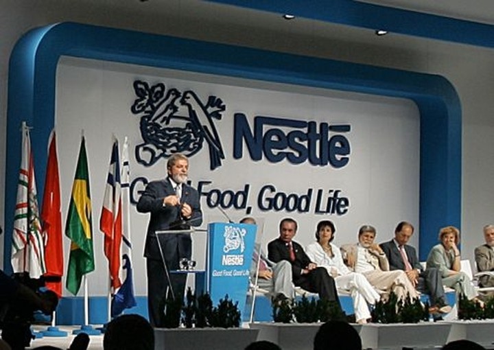Παίρνει πίσω τις μειώσεις μισθών η Nestle