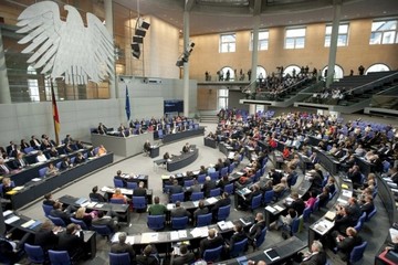 Τι δηλώνουν Γερμανοί πολιτικοί και οικονομολόγοι ενόψει της αυριανής ψηφοφορίας