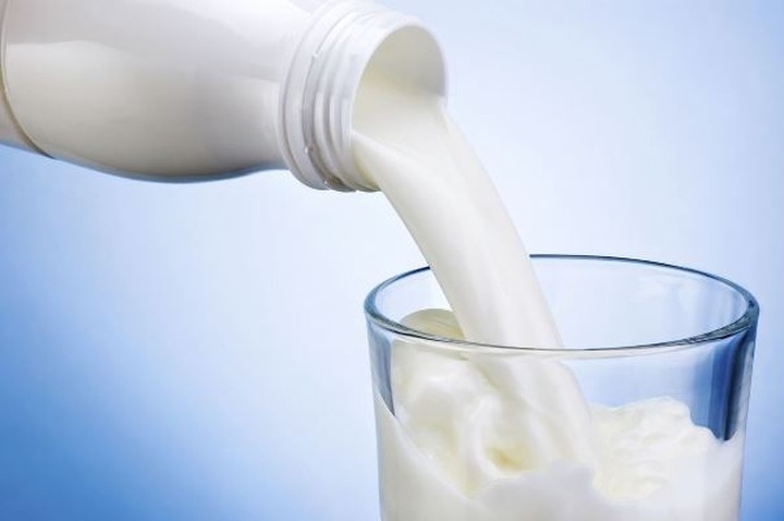 Μειώθηκε η μέση τιμή του φρέσκου γάλακτος 