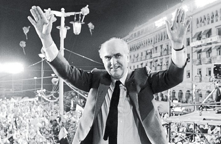 Financial Times: Ο Αλέξης Τσίπρας στα βήματα του Ανδρέα Παπανδρέου