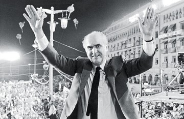 Financial Times: Ο Αλέξης Τσίπρας στα βήματα του Ανδρέα Παπανδρέου