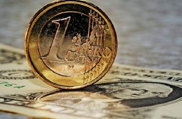 Μικρή υποχώρηση του ευρώ έναντι του δολαρίου