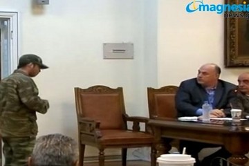Η εισβολή δύο φαντάρων στο δημοτικό συμβούλιο Βόλου και το απίστευτο αίτημα στον δήμαρχο Μπεο