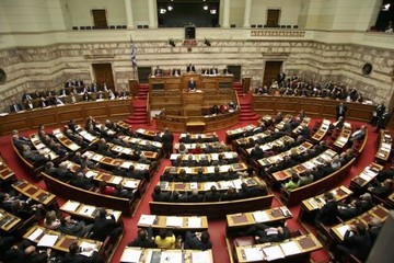 Η κυβέρνηση εξηγείται:  "γιατί δεν ζητάμε ψήφο της Βουλής για την παράταση"