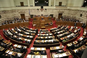 Η κυβέρνηση εξηγείται:  "γιατί δεν ζητάμε ψήφο της Βουλής για την παράταση"