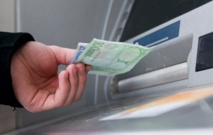 Bloomberg:«Με "τσάντες" φεύγουν τα χρήματα από τις ελληνικές τράπεζες»