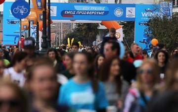 Wind: Γαλάζιο κύμα δρομέων στον 10ο Διεθνή Μαραθώνιο «Μέγας Αλέξανδρος» στη Θεσσαλονίκη