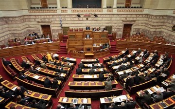 Σε εξέλιξη η συζήτηση στη Βουλή για την εξεταστική επιστροπή για τα μνημόνια