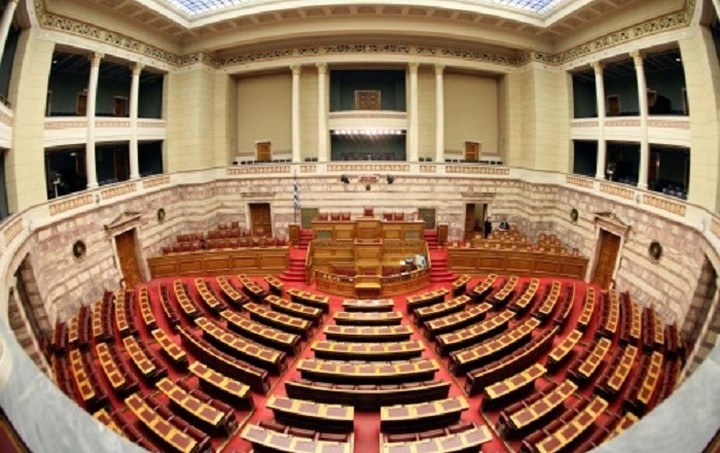 Στη Βουλή το νομοσχέδιο Κατρούγκαλου για απολυμένους και διαθέσιμους