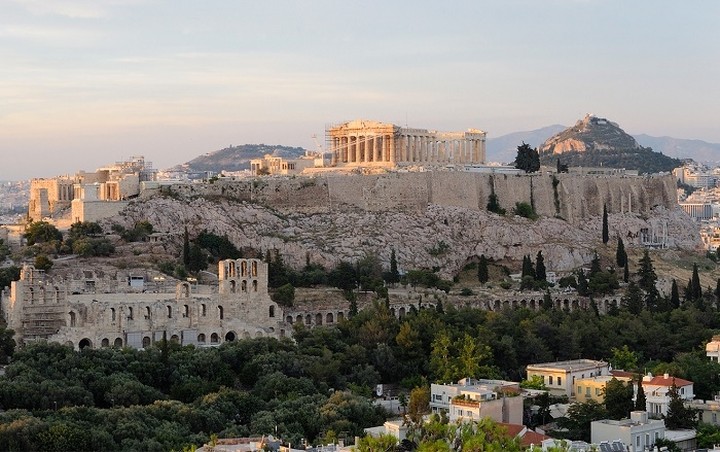 FT: Ο ήλιος λάμπει, τα μαγαζιά είναι γεμάτα, ίχνος άγχους ή θυμού...η Αθήνα δεν πανικοβάλλεται