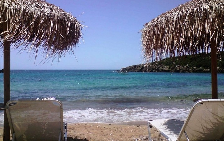 Τέλος τα τραπεζάκια και οι ξύλινες πλατφόρμες «επάνω στο κύμα»