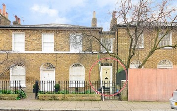 Σπίτι με πλάτος μόλις 1,5 μέτρο βγαίνει στο σφυρί για... 1 εκατ. ευρώ! (Φωτό)