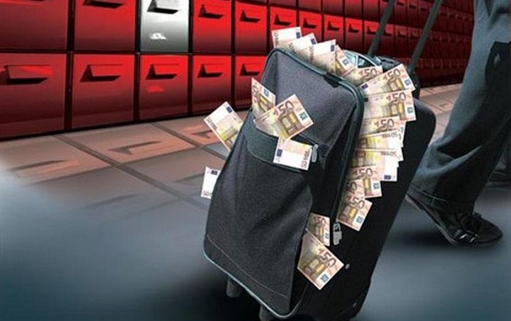 Bloomberg View: Μέσα σε ένα εξάμηνο έχουν φύγει από την Ελλάδα 62 δισ. ευρώ