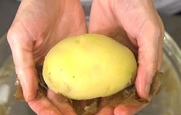 Πως θα ξεφλουδίζετε εύκολα τις πατάτες