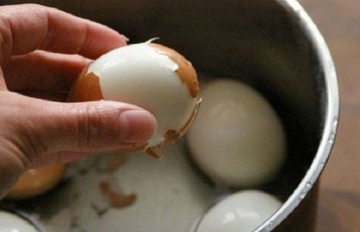 Πως θα ξεφλουδίσετε ένα αυγό χωρίς κόπο