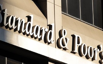 S&P: Οι επενδυτές "βλέπουν" περισσότερες πιθανότητες συμφωνίας για την Ελλάδα