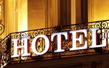 Έρχεται ειδικός φόρος διαμονής σε ξενοδοχεία