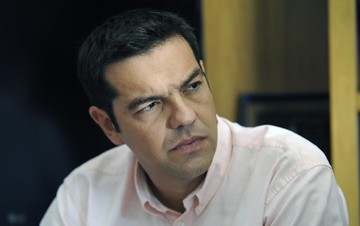 Guardian: Ο ΣΥΡΙΖΑ αγωνίζεται ενώ οι Ελληνες κοιτούν για άλλη μία φορά την άβυσσο