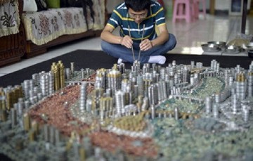 Έφτιαξε μικρογραφία της πόλης του χρησιμοποιώντας πάνω από 50.000 νομίσματα