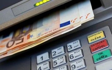 Έκαναν «φτερά» 35 δισ. ευρώ από τις τράπεζες μέσα σε ένα εξάμηνο