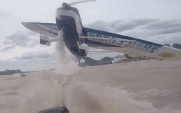 Παραλίγο σύγκρουση αεροπλάνου με... βάρκα (Βίντεο)