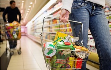 Μέτρα για μειώσεις στις τιμές των τροφίμων φέρνει η κυβέρνηση