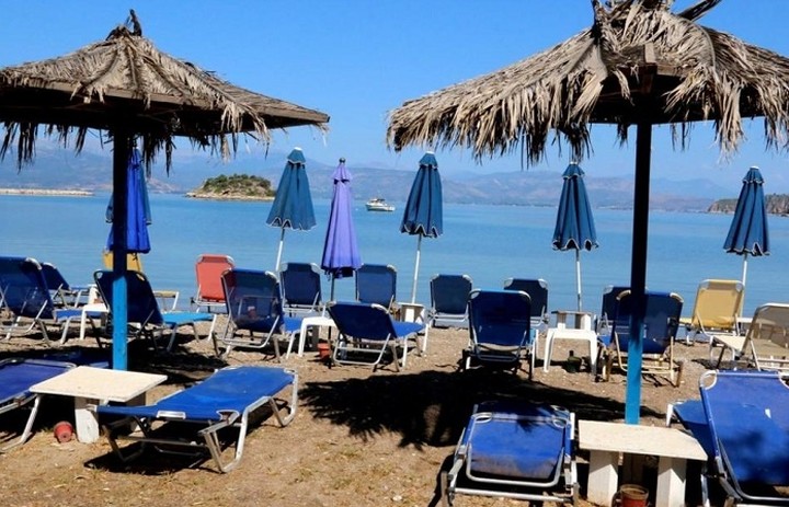 Νέα υπουργική απόφαση για τα τραπεζάκια πάνω στο κύμα