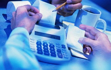 Το κρυφό χαράτσι που θέλει να επιβάλλει η κυβέρνηση για να κλείσει τη συμφωνία