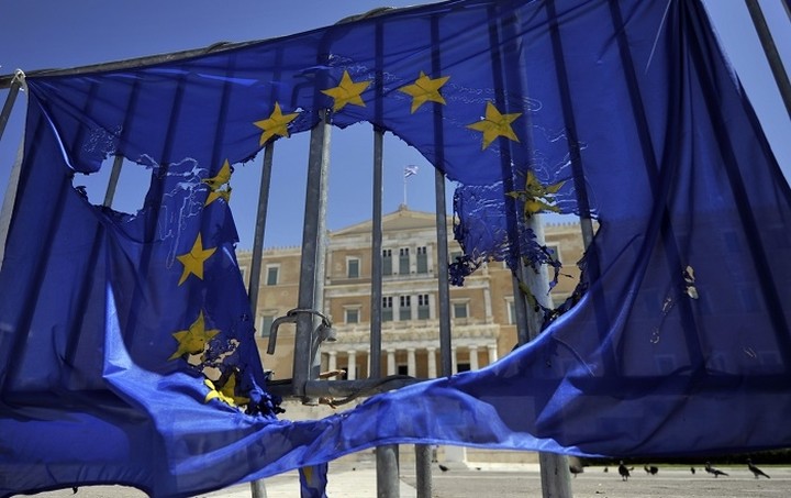 Financial Times: Η Ελλάδα πλησιάζει όλο και πιο κοντά στον γκρεμό