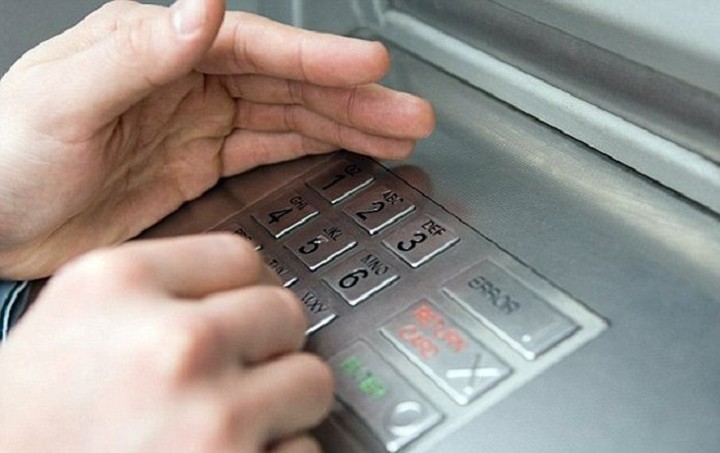 Μπαίνει - βγαίνει ο φόρος επί των τραπεζικών συναλλαγών (update)