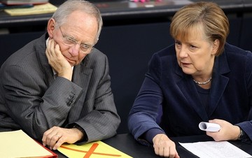 Δημοσκόπηση Bild: Μεγαλύτερη εμπιστοσύνη στο Σόιμπλε απ' ότι στη Μέρκελ δείχνουν οι Γερμανοί