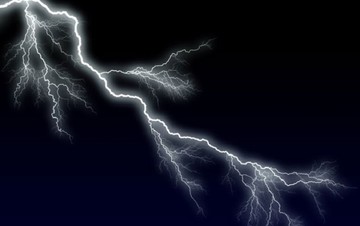 Βίντεο: Κερευνός χτυπάει περιπολικό ενώ κινείται