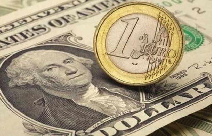 Υποχώρηση του ευρώ έναντι του δολαρίου