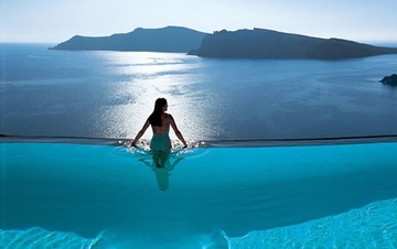Πισίνα με θέα … που «κόβει την ανάσα»! (ΦΩΤΟ)