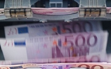 CNBC: Ήρθε η ώρα για πλαφόν αναλήψεων από τα ΑΤΜ