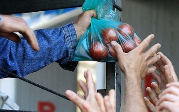 FT: Αφήστε τους Έλληνες στη μοίρα τους εφόσον οι ίδιοι επέλεξαν τη φτώχεια