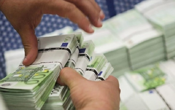 Στα €400 εκατ. οι εκροές καταθέσεων την Δευτέρα, σύμφωνα με το Reuters