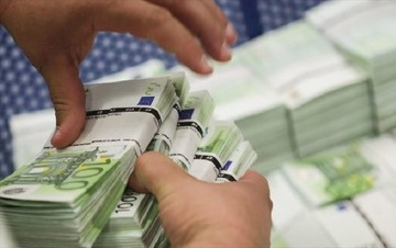 Στα €400 εκατ. οι εκροές καταθέσεων την Δευτέρα, σύμφωνα με το Reuters