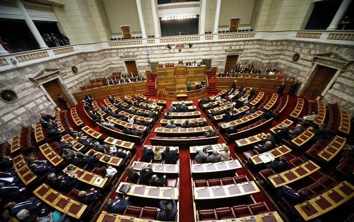 «Πέρασε» το νομοσχέδιο για το μίνι-φορολογικό