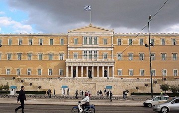 Μέτρα σοκ οκτώ δισεκατομμυρίων ευρώ μέσα στο επόμενο 18μηνο - Η επιστολή του Τσίπρα που «συνοδεύει» τα νέα μέτρα