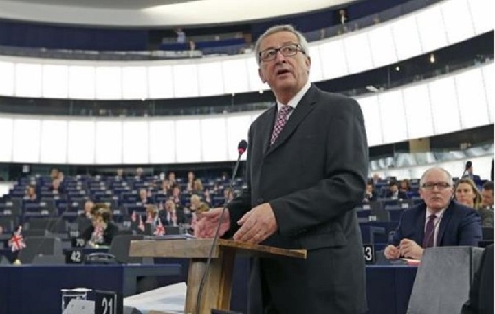 Ο Γιούνκερ ενημερώνει την Ευρωβουλή σχετικά με το ελληνικό ζήτημα
