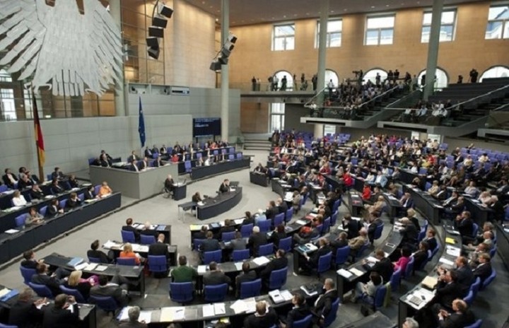 Η αντιπολίτευση στην Γερμανία ζητεί από την Μέρκελ να παρέμβει για να παραμείνει η Ελλάδα στο ευρώ