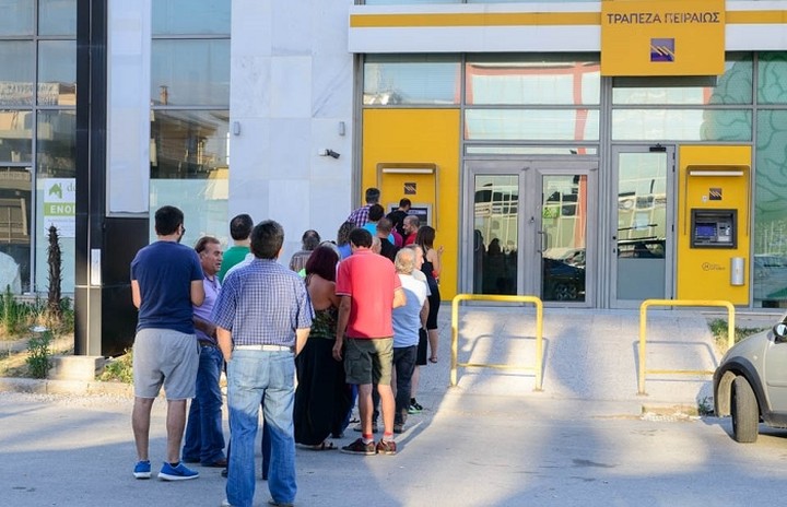 Οι Έλληνες κάνουν... χιούμορ για τις ουρές στα ATMs - Τα 16 καλύτερα tweets