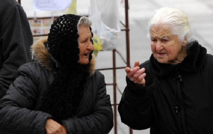 Οι γιαγιάδες, το δημοψήφισμα και η εικόνα που έγινε viral