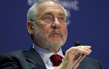 Στίγκλιτ: Στην Ελλάδα προκλήθηκε ύφεση τόσο σκόπιμα και με τόσο καταστροφικές συνέπειες